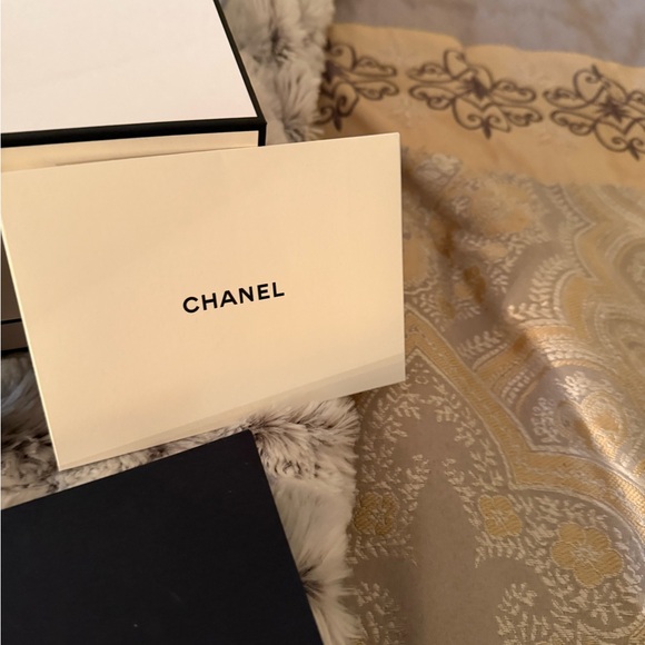 CHANEL Lumière Graphique Eyeshadow Palette - Black and Tan. - Picture 7 of 11